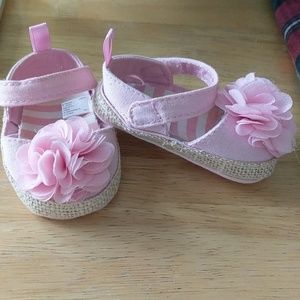 EUC. Baby girl flower Sandals. Velcro strap